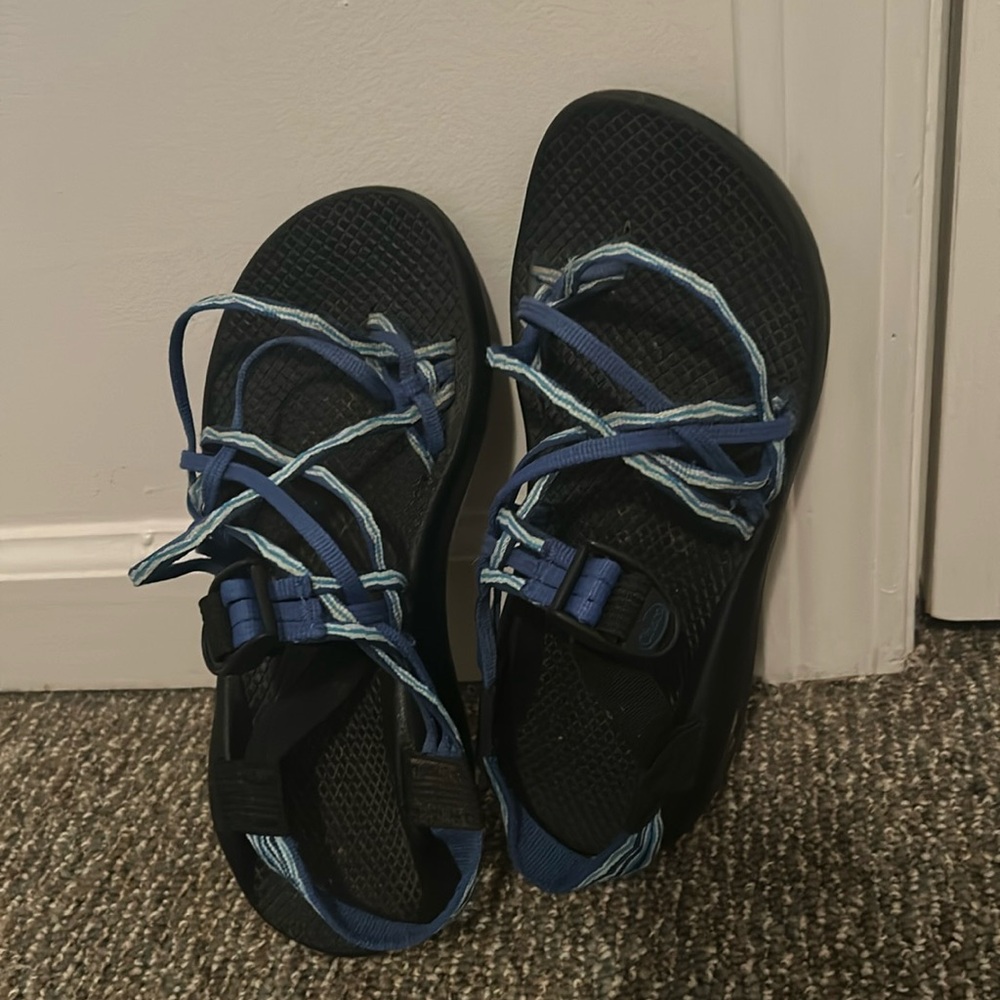 Chaco’s 3 strap, the toe part is pushed down but can be lifted back up if needed